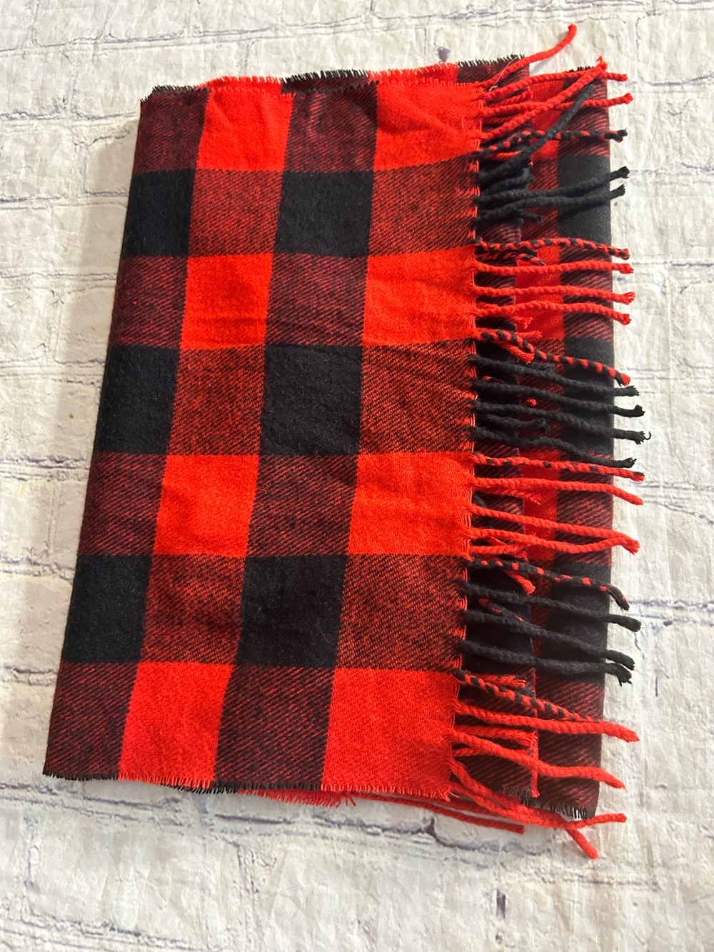 ITALY DESIGN 20% CASHMERE 80% VISCOSE BUFFALO PLAID RED/BLACK FRINGE SCARF